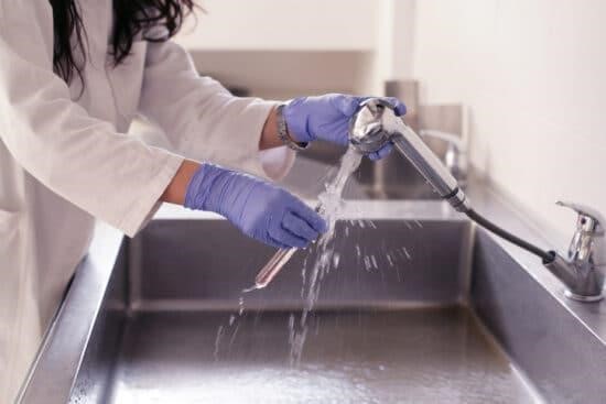 Đo độ dẫn điện của dòng nước tráng cuối cùng là điều kiện bắt buộc để đáp ứng tiêu chuẩn quốc tế ISO 17025 khắt khe 