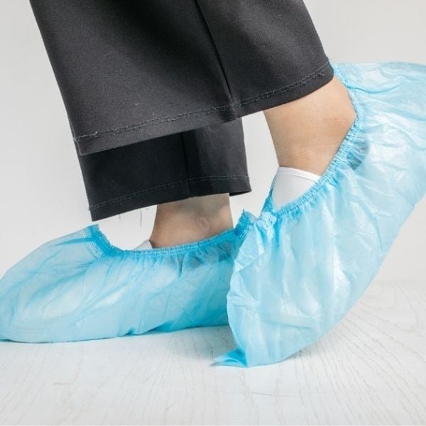 Việc trùm lớp ngoài và khử khuẩn giày bảo hộ thường xuyên giúp đảm bảo độ sạch cho môi trường cần sự vô trùng 