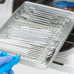 Các vật dụng được giữ vô trùng trong bao lâu sau khi hấp khử trùng?